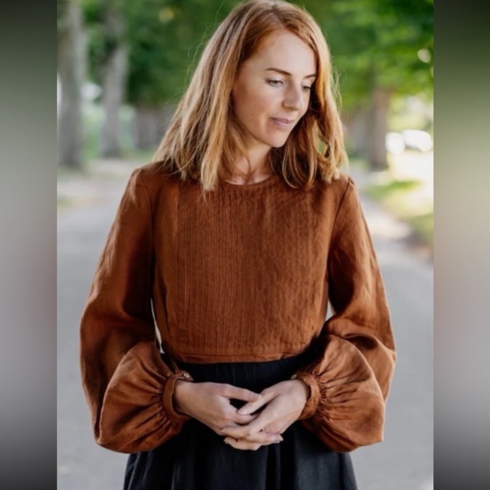 Sondeflor Scarlet Top in Warm Brown